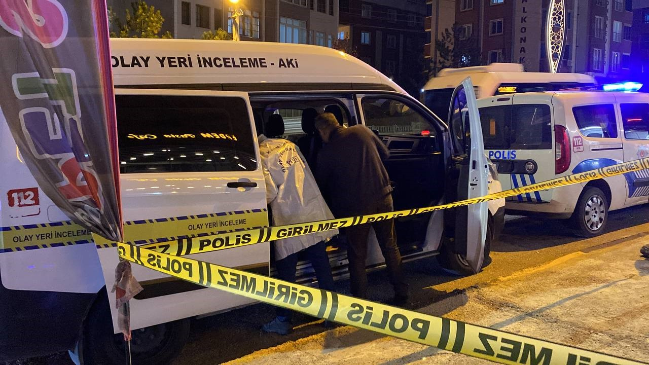 Bıçakla Kendine Zarar Veren Şahıs Hastaneye Kaldırıldı