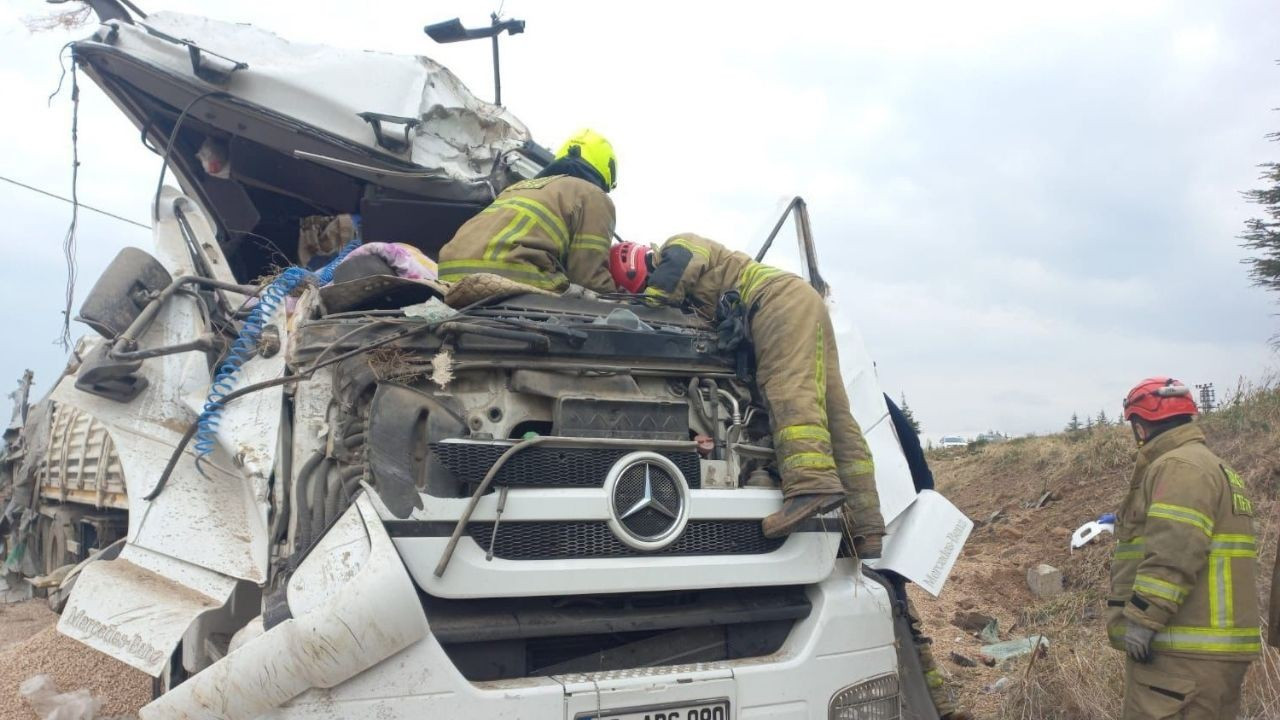 Bandırma'da trafik kazası: Sürücü sıkıştığı yerden kurtarıldı