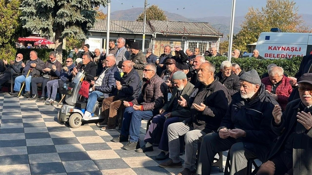 Eller semaya depremde hayatını kaybedenler için kalktı