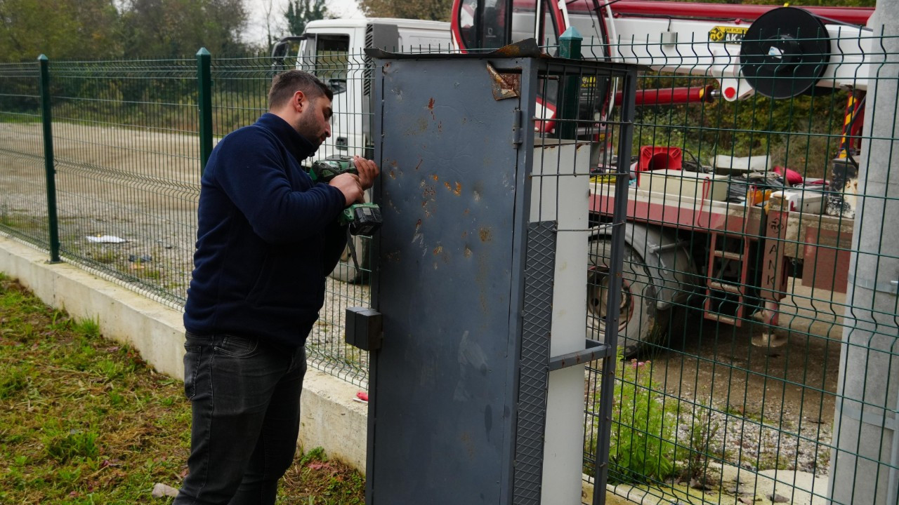 Düzce'de elektrik panosunu parçaladılar