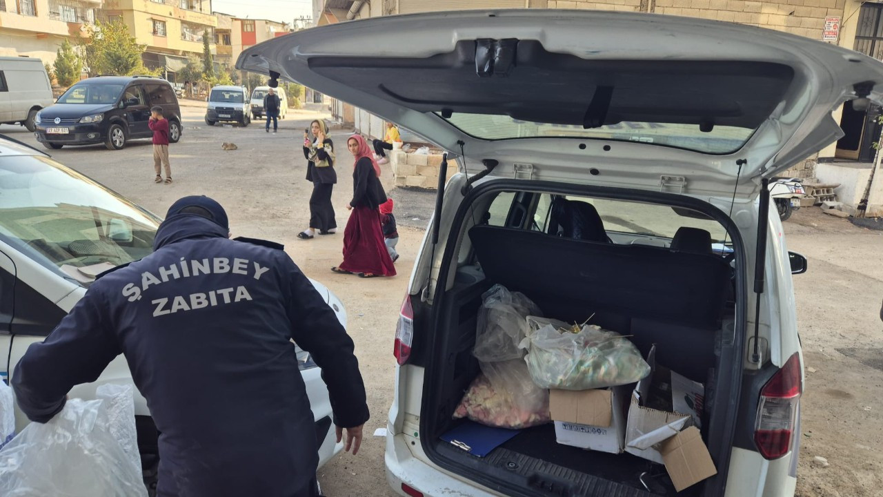 Şahinbey Belediyesi zabıta ekipleri bozuk ürünlere el koydu