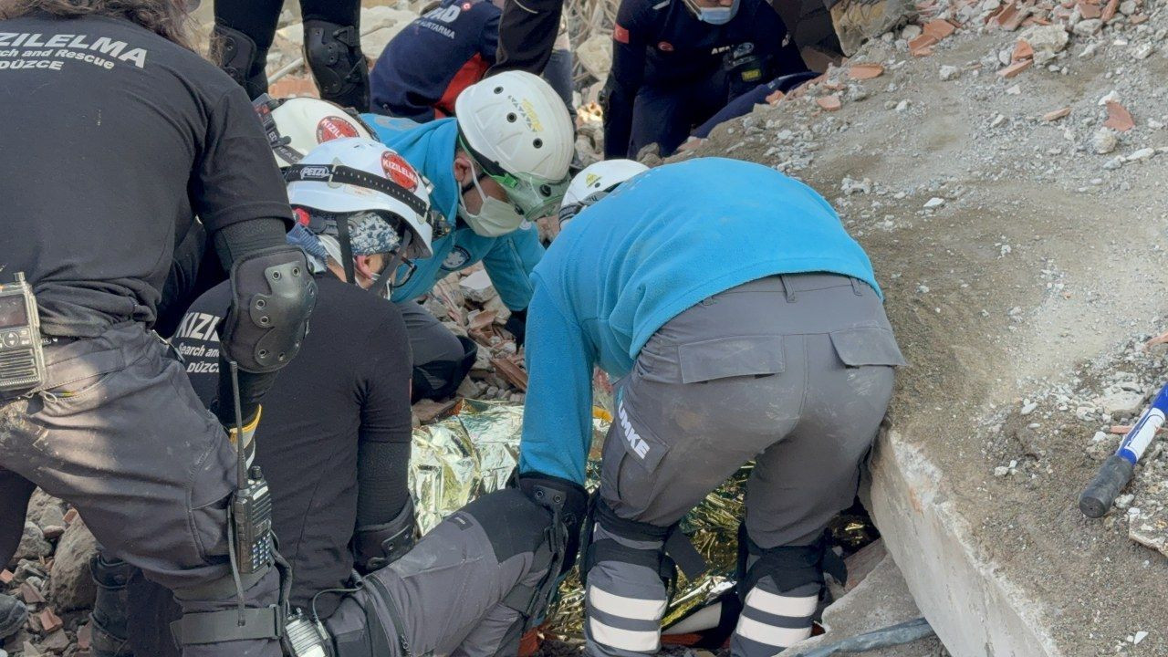 12 Kasım Depreminin yıldönümünde gerçek gibi tatbikat - Sayfa 8