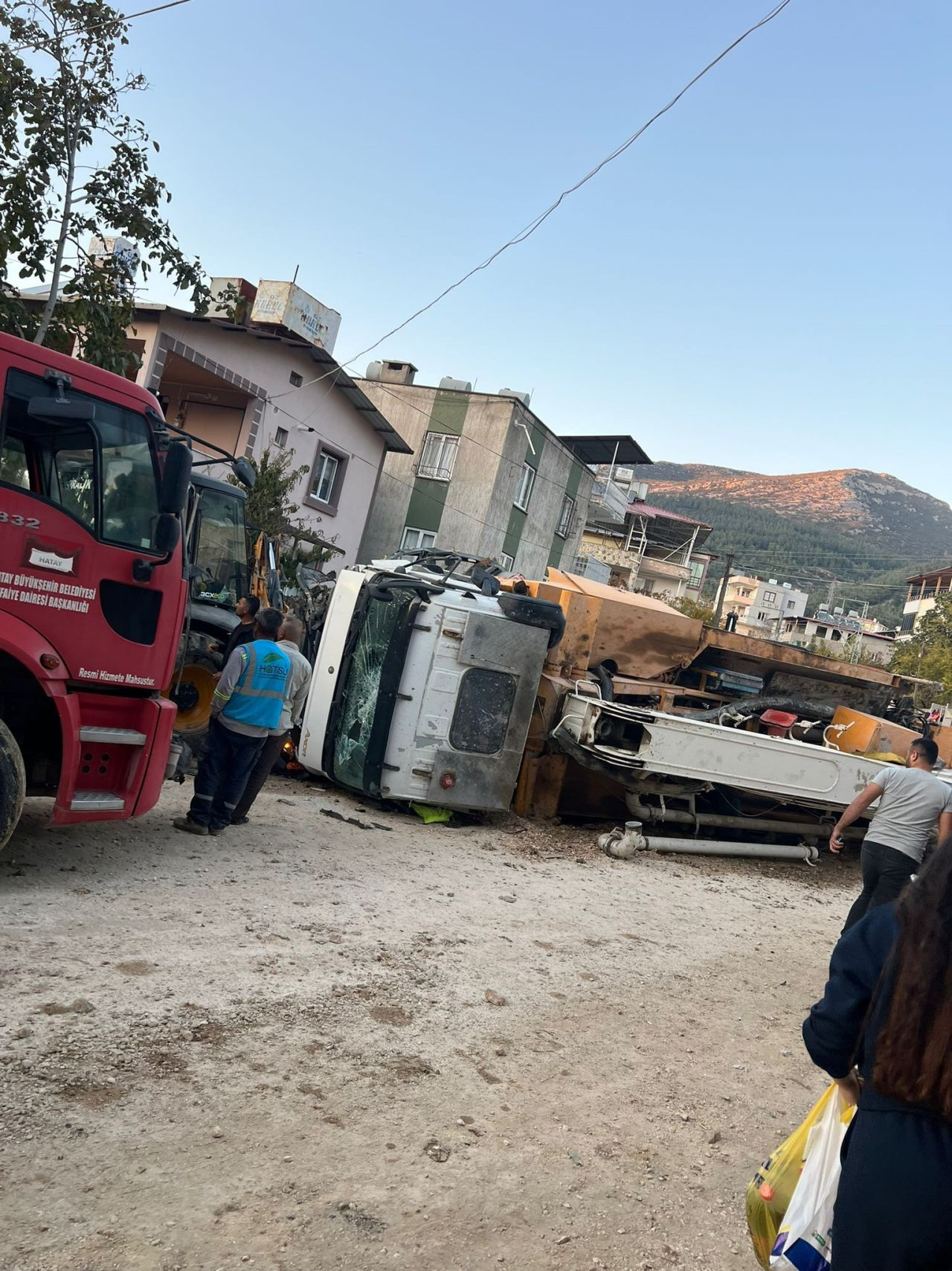 Hatay'da Kontrolden Çıkan Kamyon Park Halindeki Araçlara Çarptı - Sayfa 4