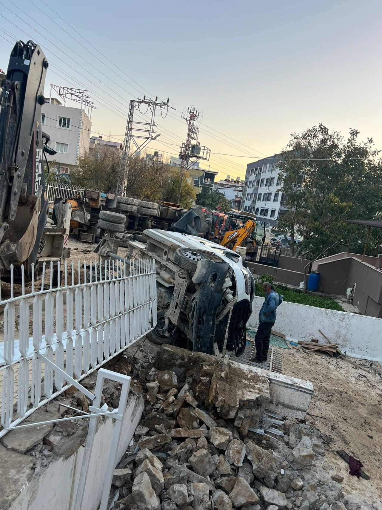 Hatay'da Kontrolden Çıkan Kamyon Park Halindeki Araçlara Çarptı - Sayfa 5