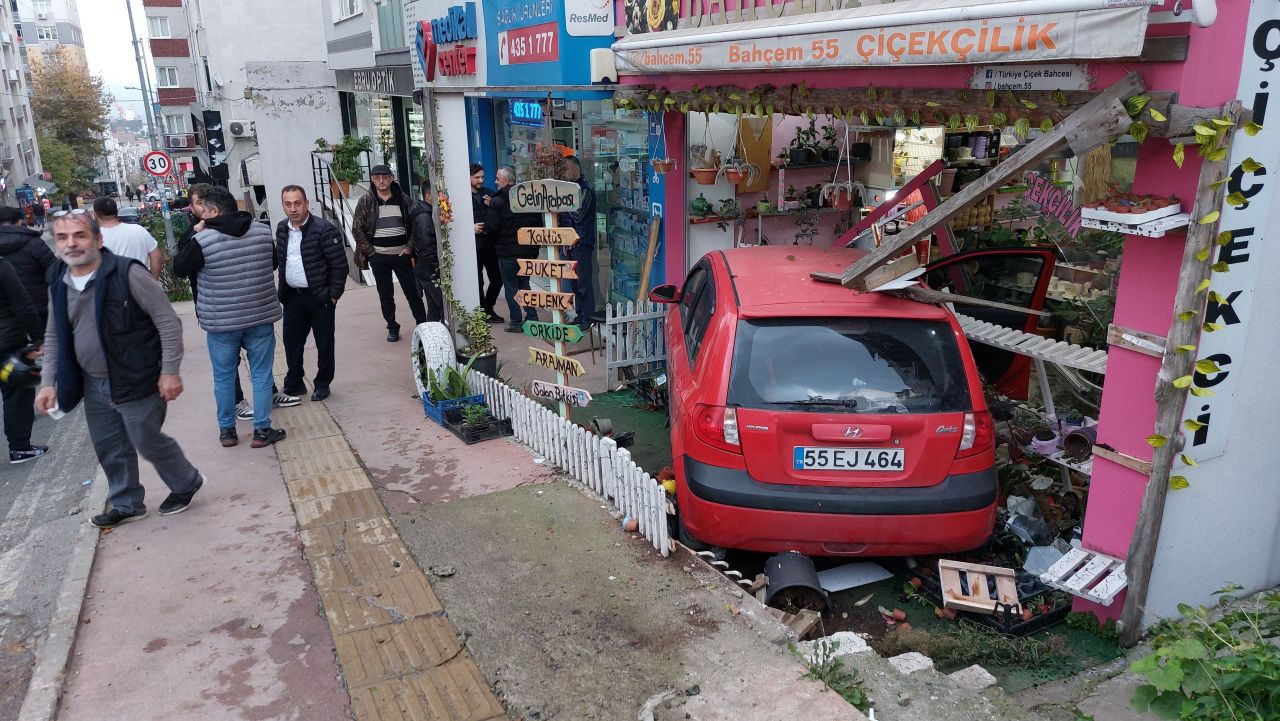 Yoldan Çıkan Otomobil Çiçekçi Dükkanına Girdi, Facia Son Anda Önlenmiş Oldu - Sayfa 1