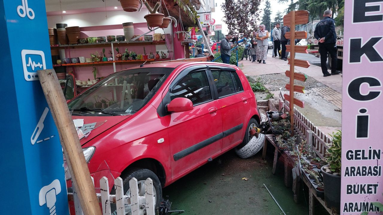 Yoldan Çıkan Otomobil Çiçekçi Dükkanına Girdi, Facia Son Anda Önlenmiş Oldu - Sayfa 3