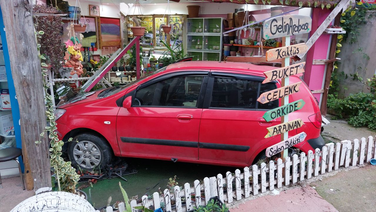 Yoldan Çıkan Otomobil Çiçekçi Dükkanına Girdi, Facia Son Anda Önlenmiş Oldu - Sayfa 4