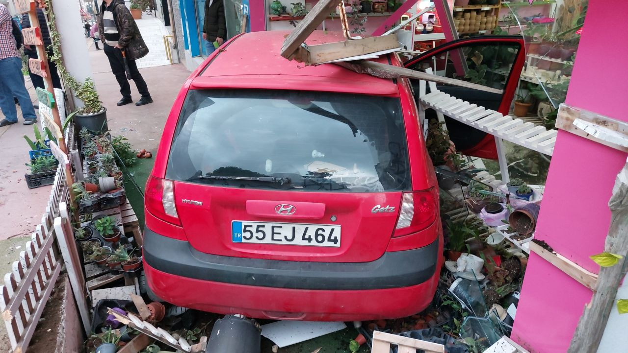 Yoldan Çıkan Otomobil Çiçekçi Dükkanına Girdi, Facia Son Anda Önlenmiş Oldu - Sayfa 5