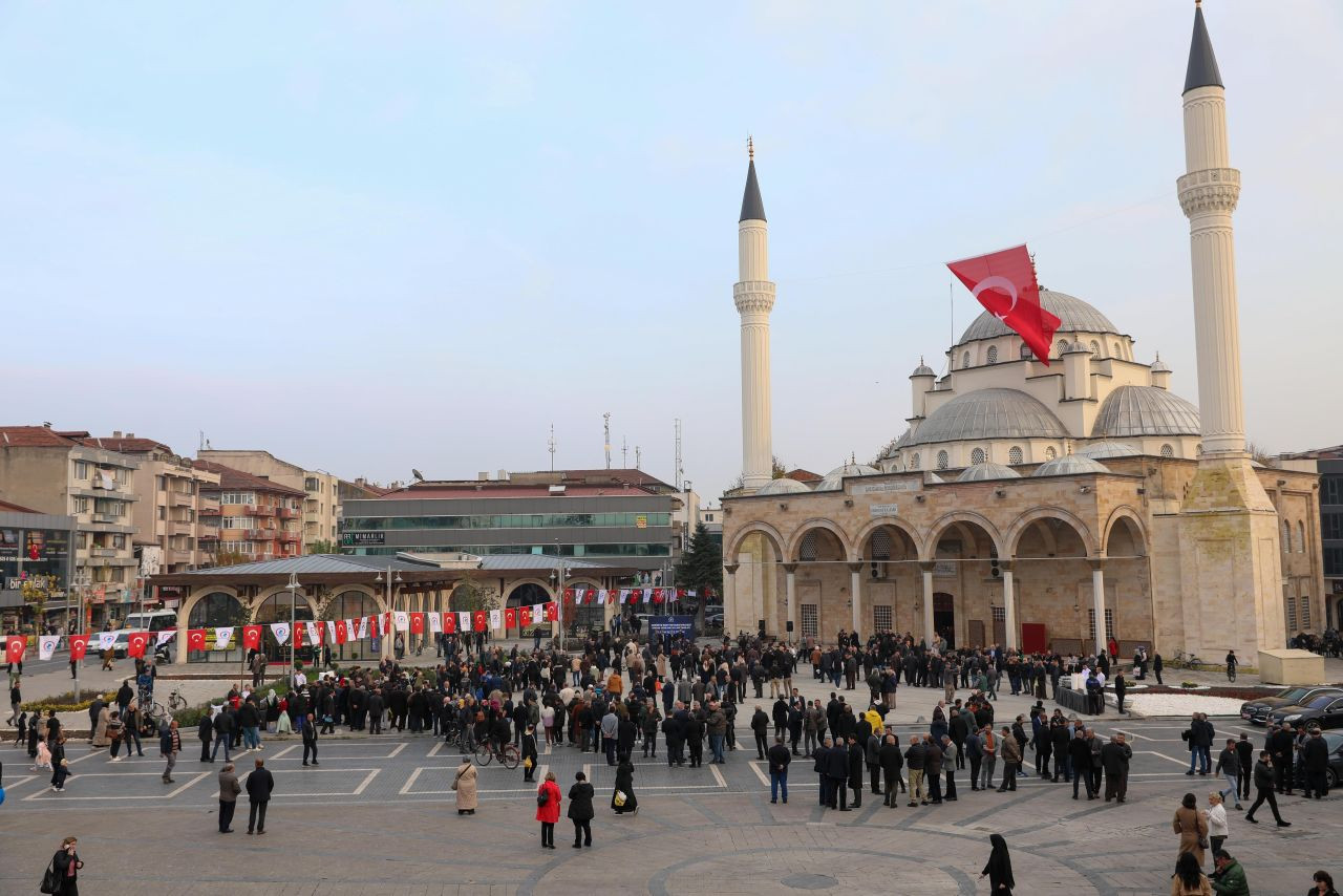 Düzce'de Kent Meydanı Projesi'nin 1. Etabı Hizmete Girdi - Sayfa 3