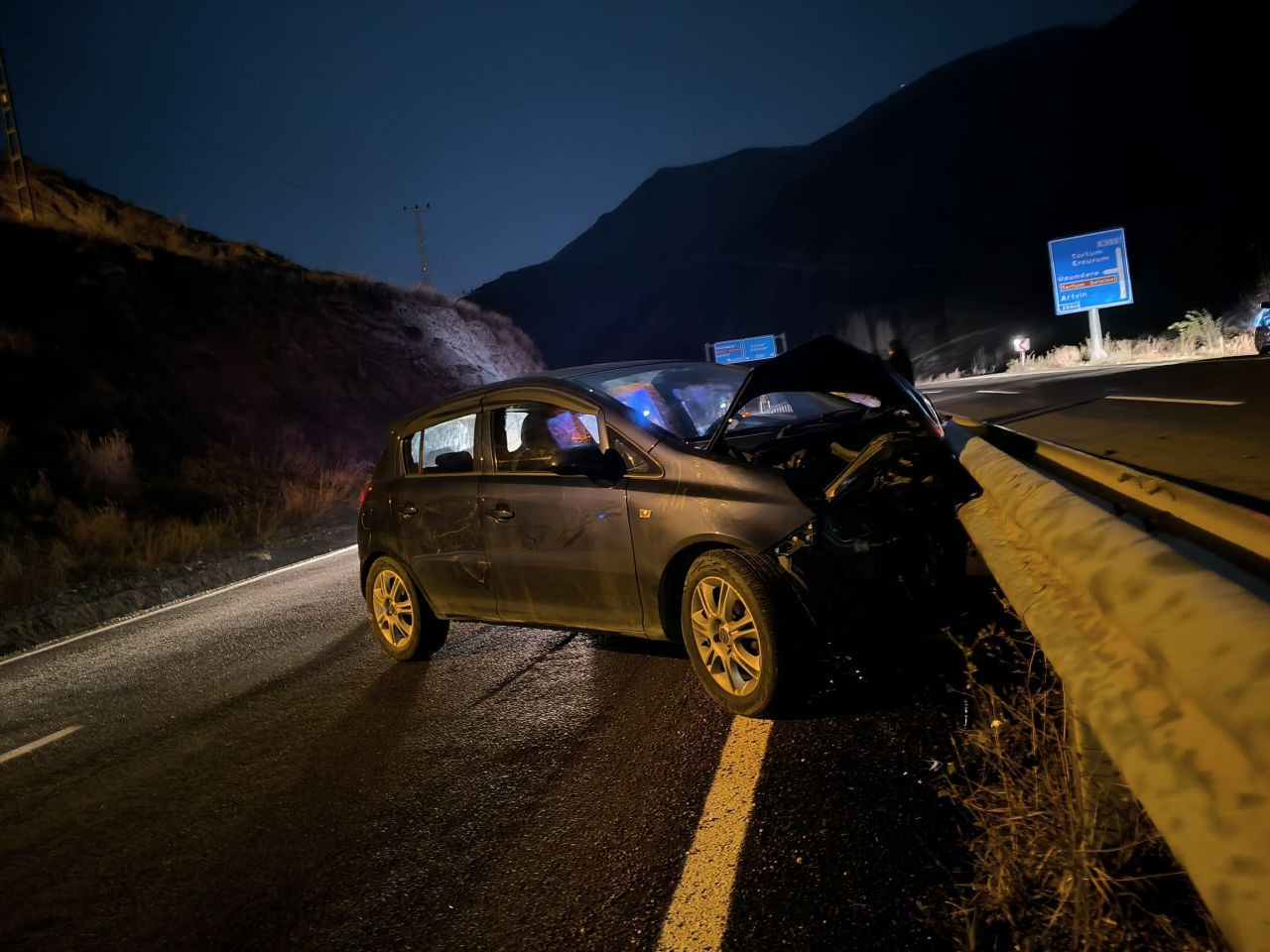 Erzurum-Artvin Karayolunda Kaza: 4'ü Çocuk, 5 Yaralı - Sayfa 1