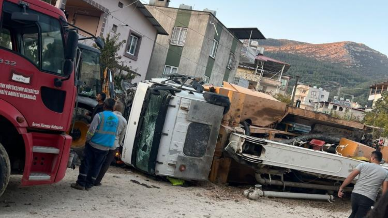 Hatay'da Kontrolden Çıkan Kamyon Park Halindeki Araçlara Çarptı