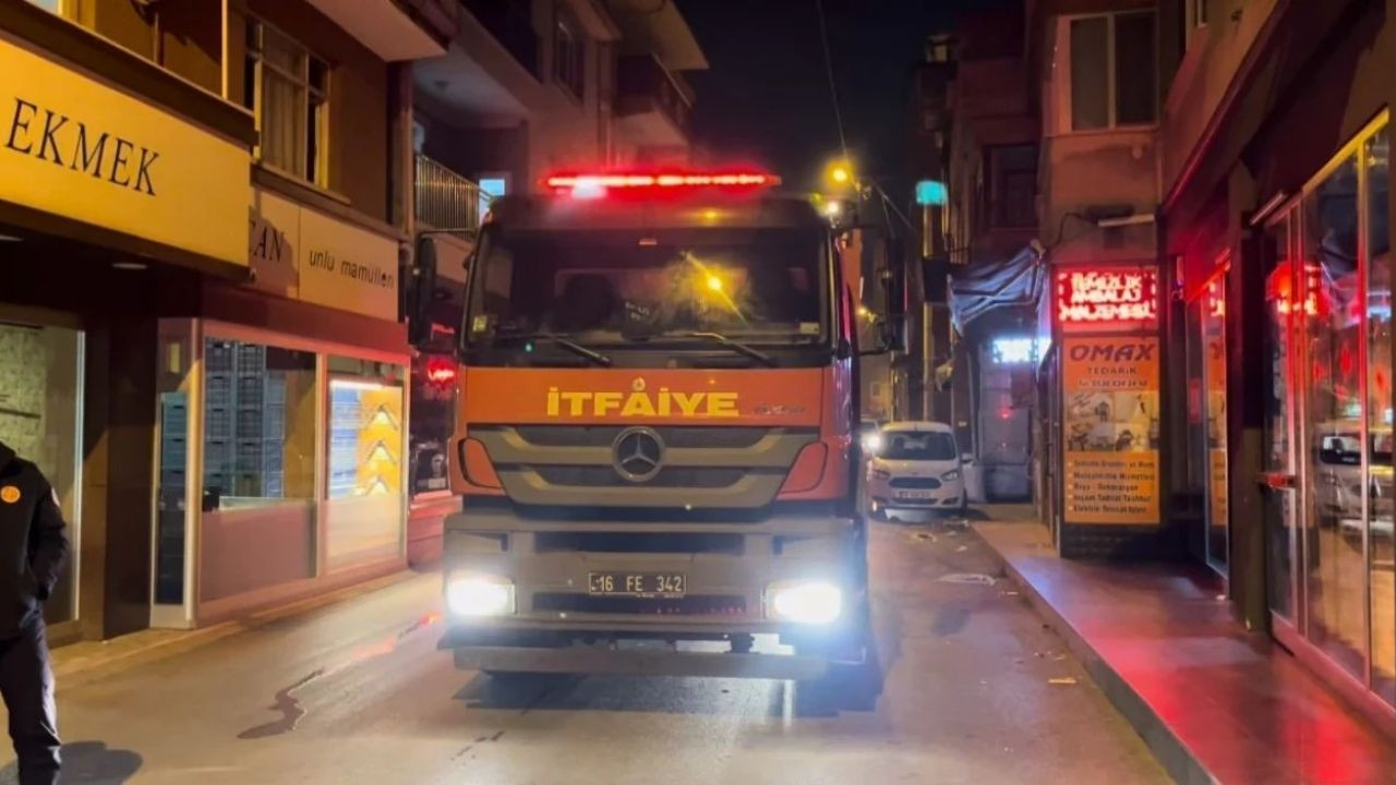 Bursa'da Otomobilin Çarptığı Doğal Gaz Kutusu Patladı, Sürücü kaçtı! - Sayfa 1