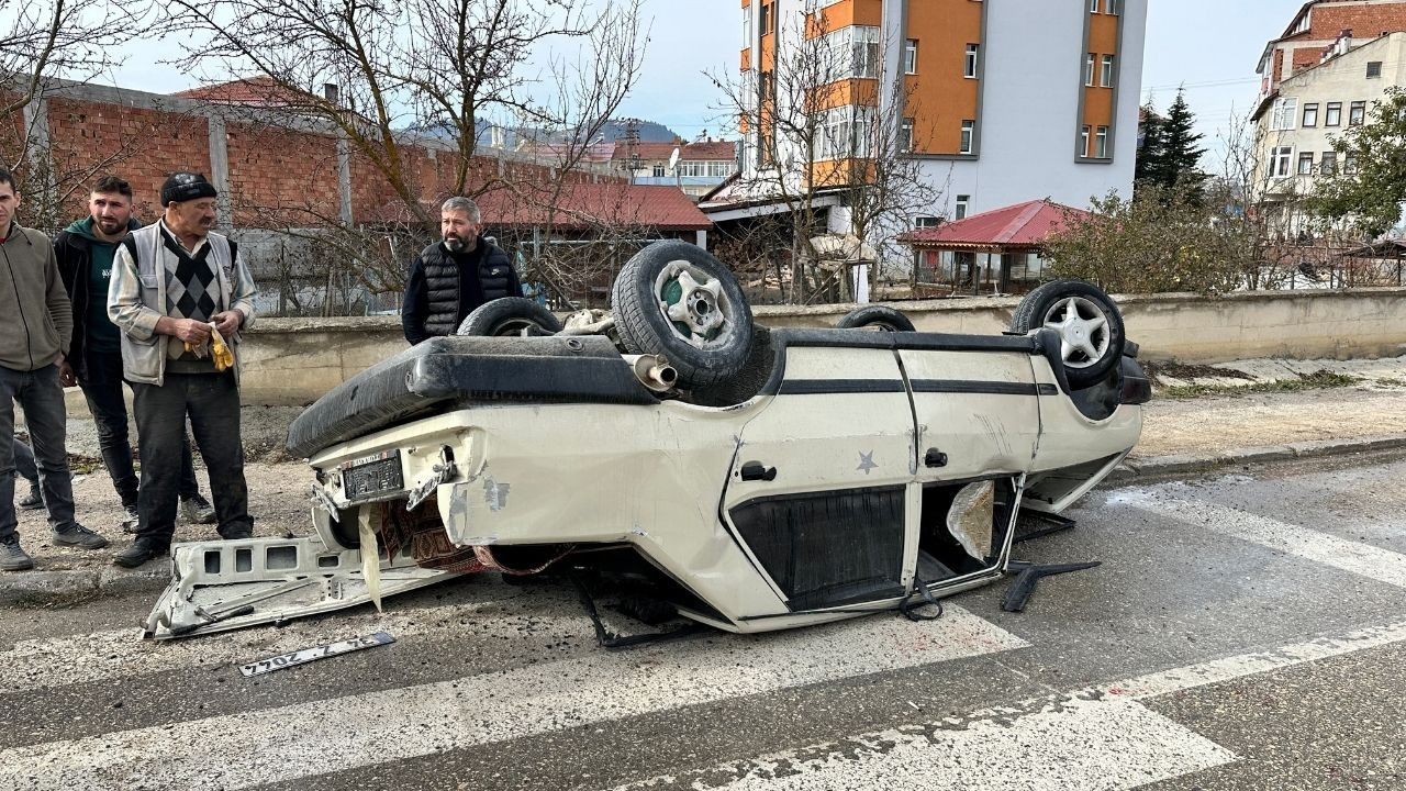 Kastamonu'da Mercedes marka Araçla Çarpışan Fiat-Tofaş araç takla attı