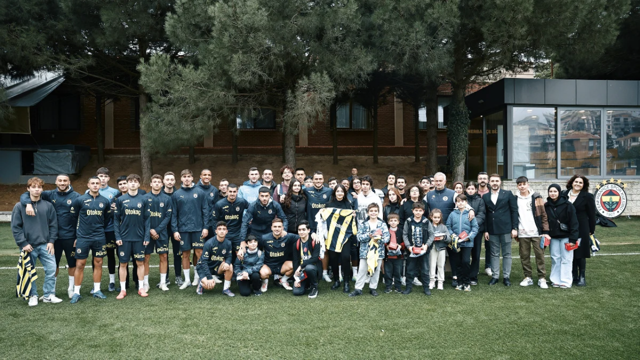 Fenerbahçe, Burs Verdiği Çocukları Konuk Etti