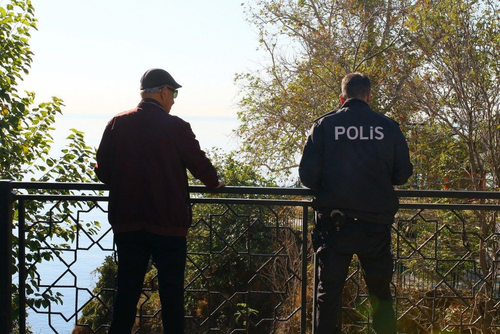 Antalya'da Düşürdüğü Cep Telefonunu Almak İsterken Kendide Düşen Adamı İtfaiye Kurtardı! - Sayfa 8