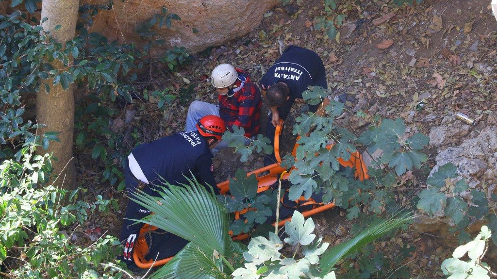 Antalya'da Düşürdüğü Cep Telefonunu Almak İsterken Kendide Düşen Adamı İtfaiye Kurtardı! - Sayfa 10