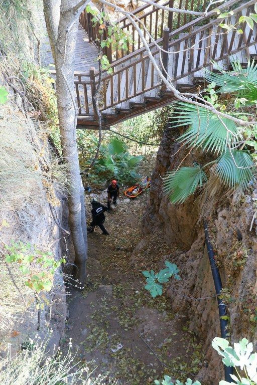 Antalya'da Düşürdüğü Cep Telefonunu Almak İsterken Kendide Düşen Adamı İtfaiye Kurtardı! - Sayfa 13