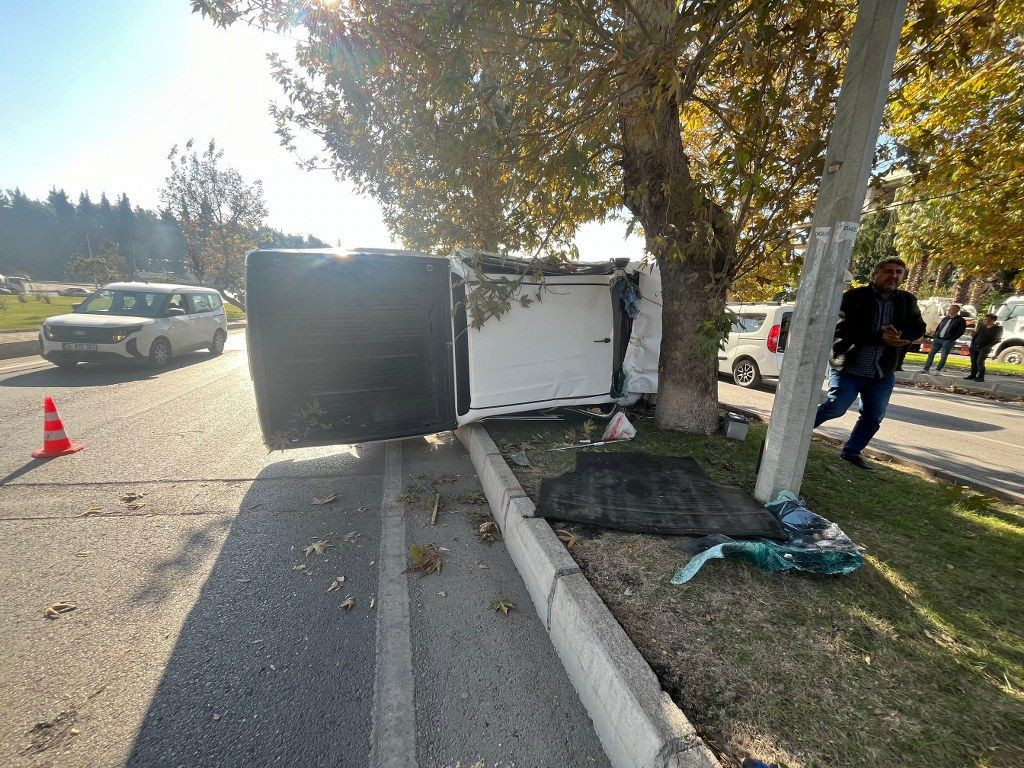 Kahramanmaraş'ta Kontrolden çıkan kamyonet Refüje çıkıp Ağaca Çarptı! - Sayfa 2