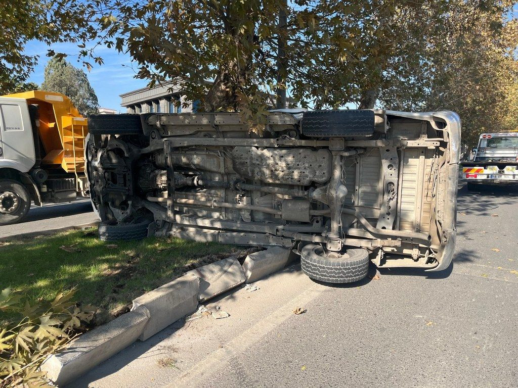 Kahramanmaraş'ta Kontrolden çıkan kamyonet Refüje çıkıp Ağaca Çarptı! - Sayfa 3