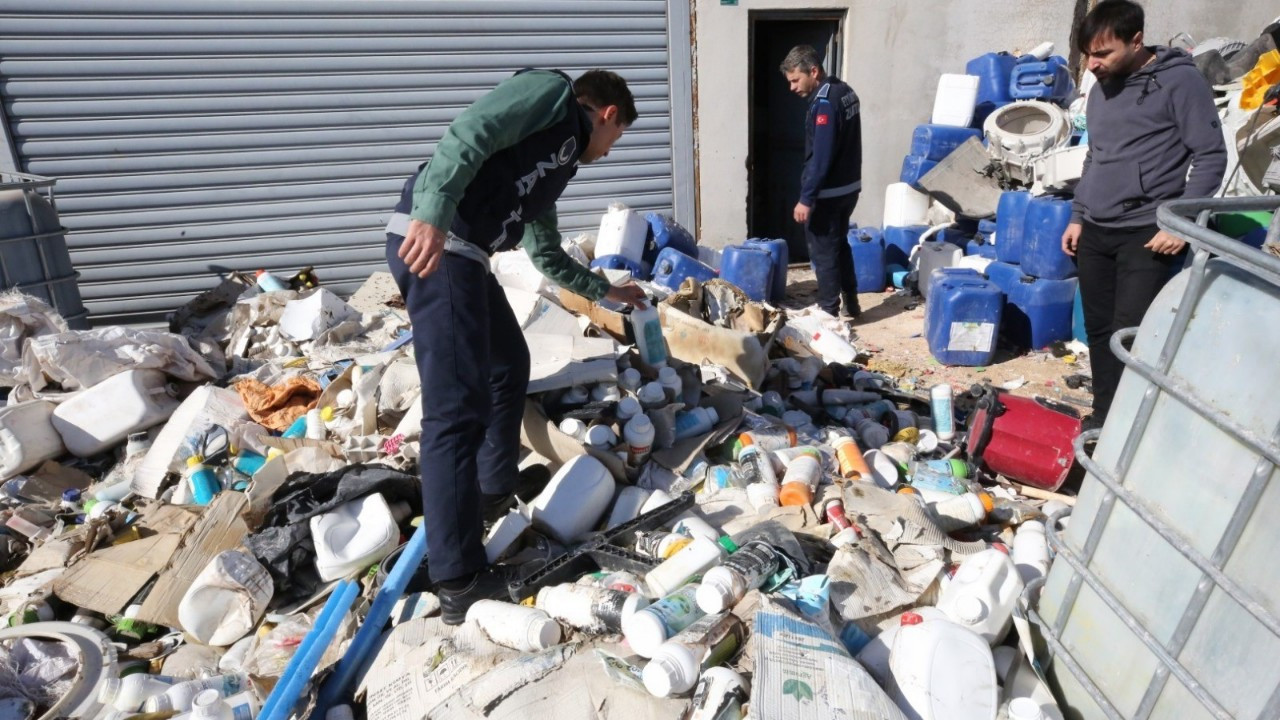 Şanlıurfa'da tonlarca sahte zirai ilaç ve gıda ürünü ele geçirildi