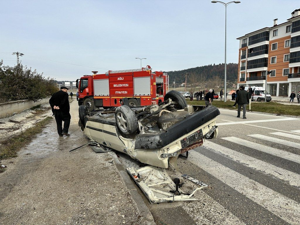 Kastamonu'da Mercedes marka Araçla Çarpışan Fiat-Tofaş araç takla attı - Sayfa 1