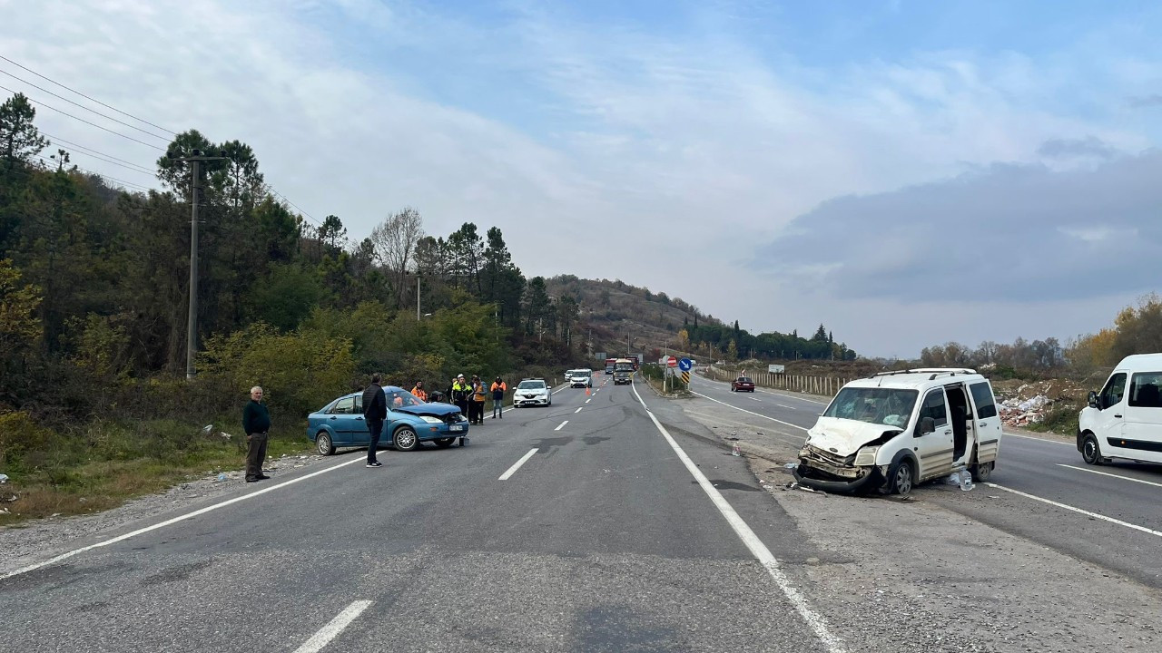 Bartın’da U Dönüşü Yapan Otomobil Hafif Ticari Araçla Çarpıştı: 6 Yaralı