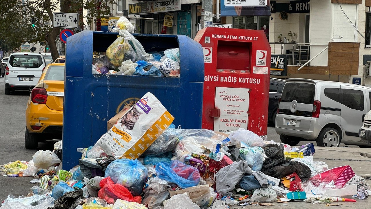 Buca'da Belediye Çalışanları Greve Gitti, Çöp Yığınları Sokakları Kapladı