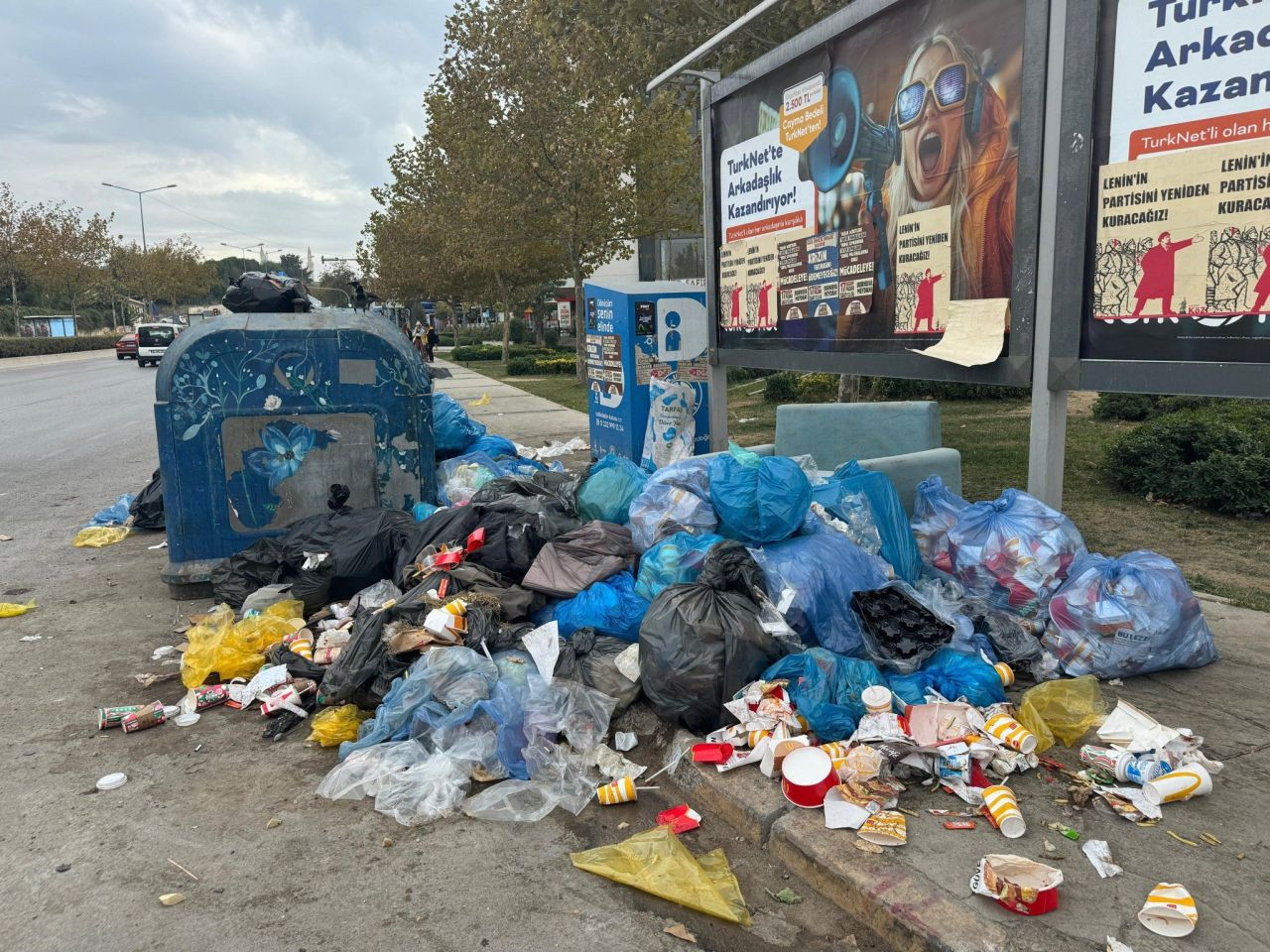 Buca'da Belediye Çalışanları Greve Gitti, Çöp Yığınları Sokakları Kapladı - Sayfa 1