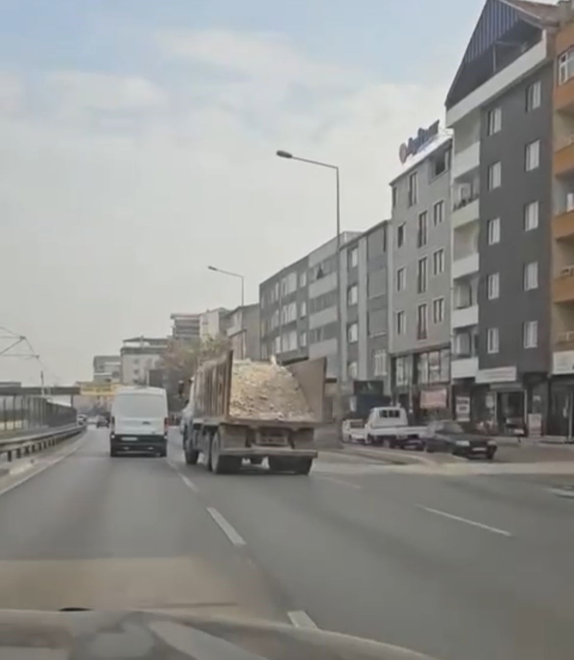 Bursa’da Moloz Yüklü Kamyon Tehlike Saçtı - Sayfa 1