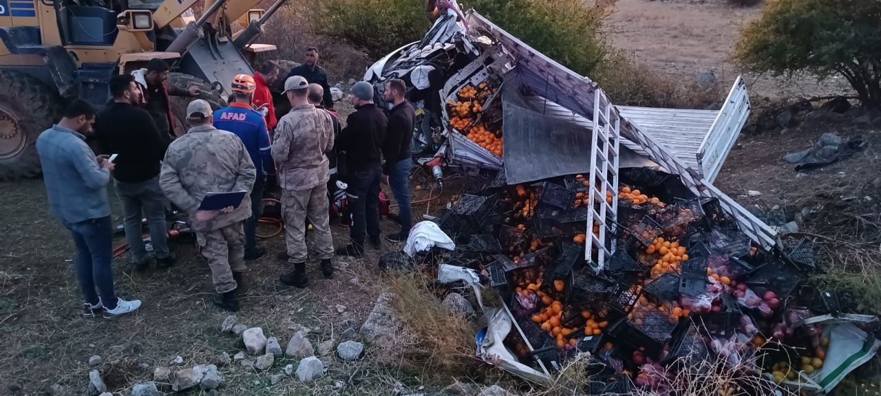 Bitlis’te Meyve Yüklü Kamyonet Devrildi: 1 Ölü, 1 Yaralı - Sayfa 1