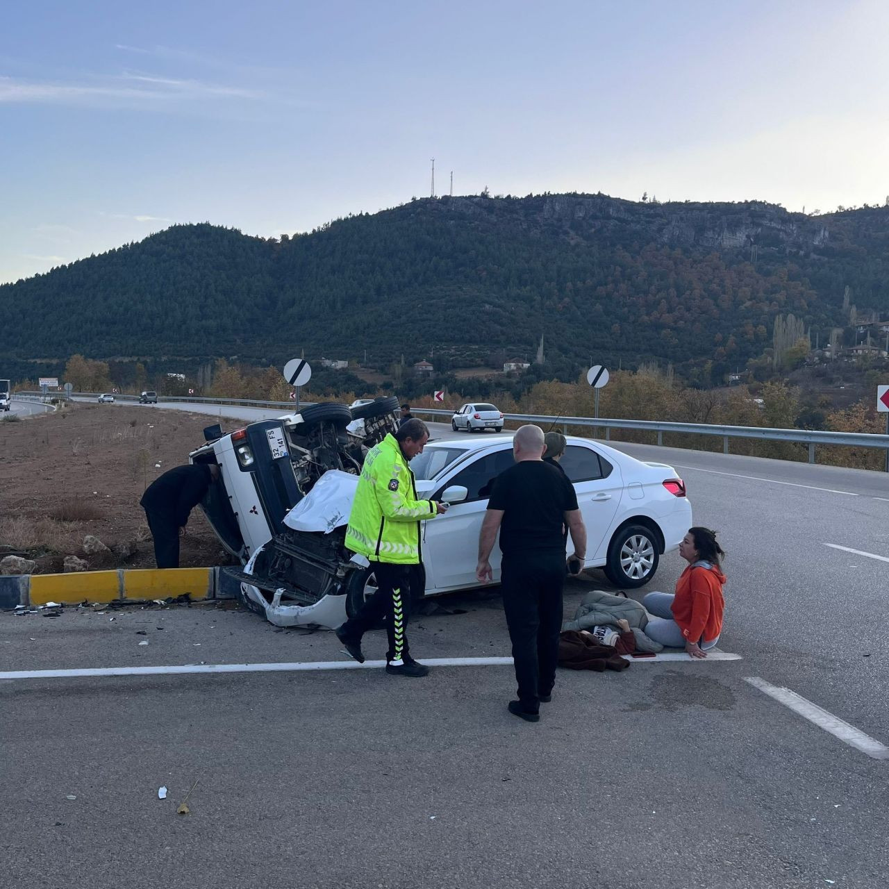 Isparta’da Otomobil ile Midibüs Kavşakta Çarpıştı: 5 Yaralı - Sayfa 1