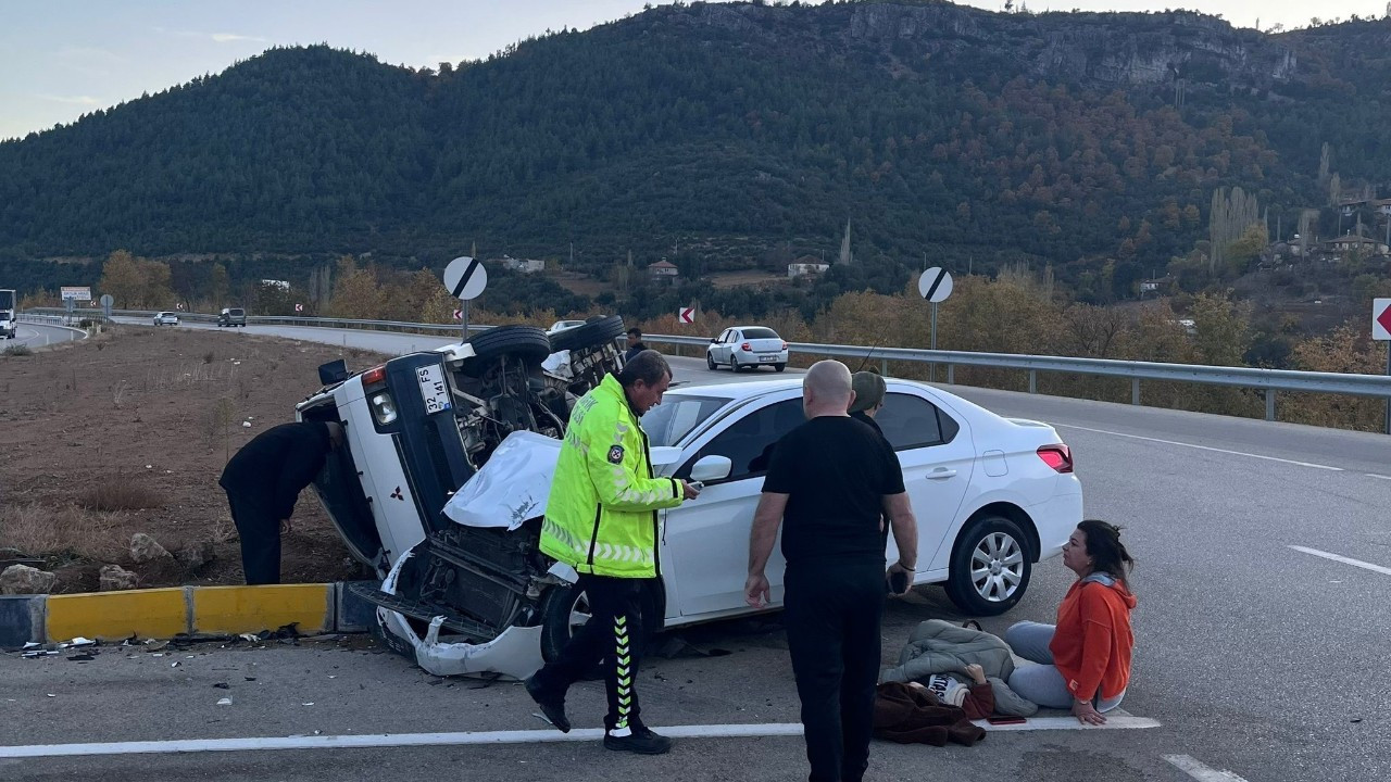 Isparta’da Otomobil ile Midibüs Kavşakta Çarpıştı: 5 Yaralı