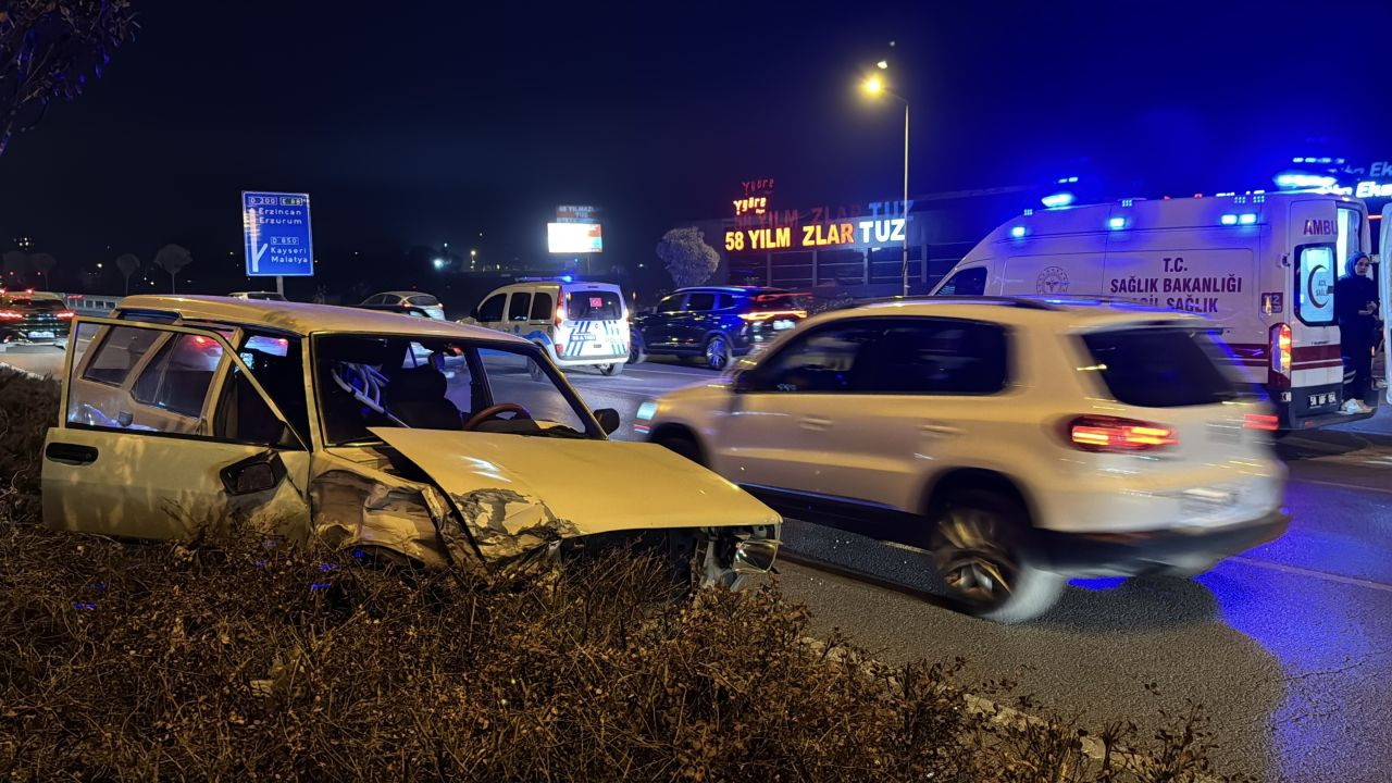 Otomobil ile Çarpışan Tofaş Refüje Uçtu: 3 Yaralı - Sayfa 2