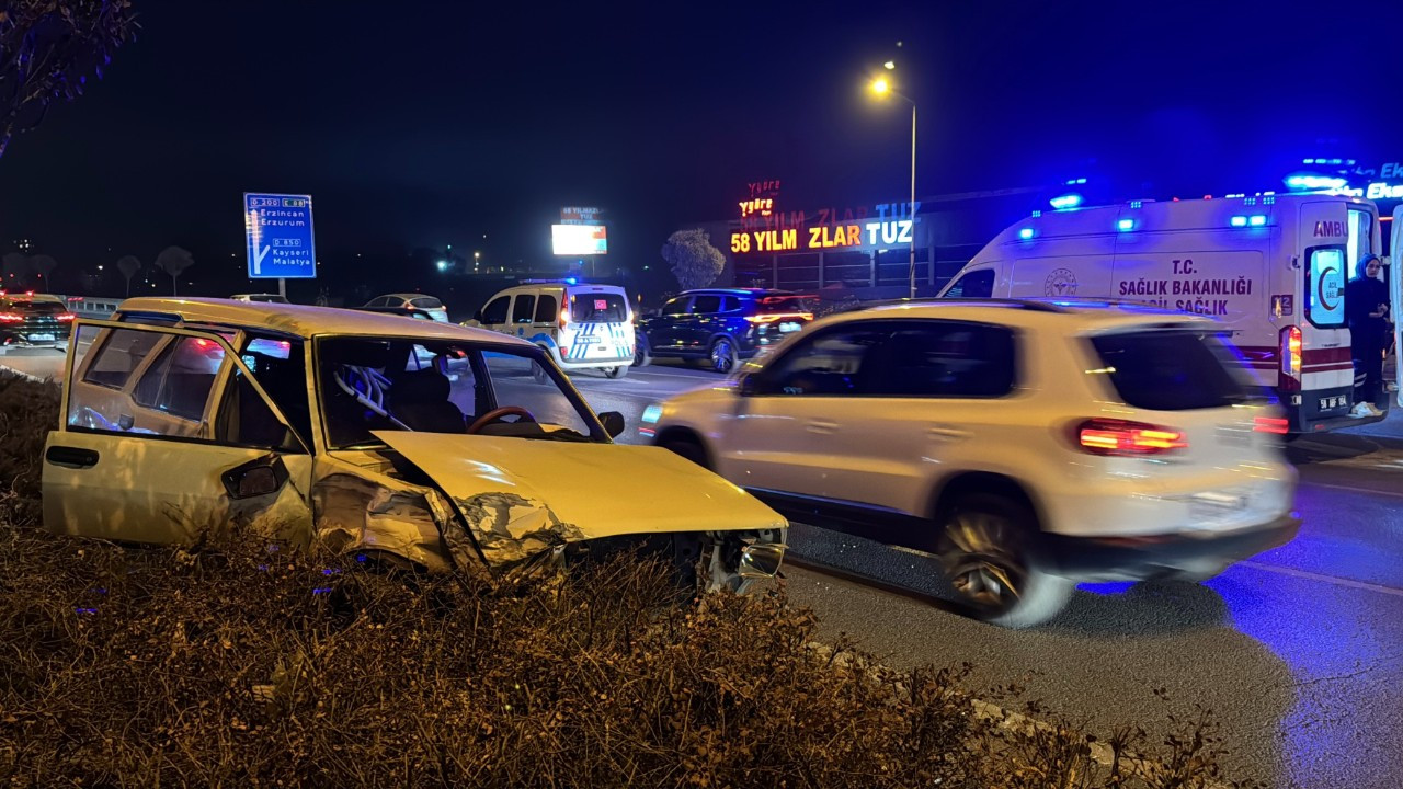 Otomobil ile Çarpışan Tofaş Refüje Uçtu: 3 Yaralı