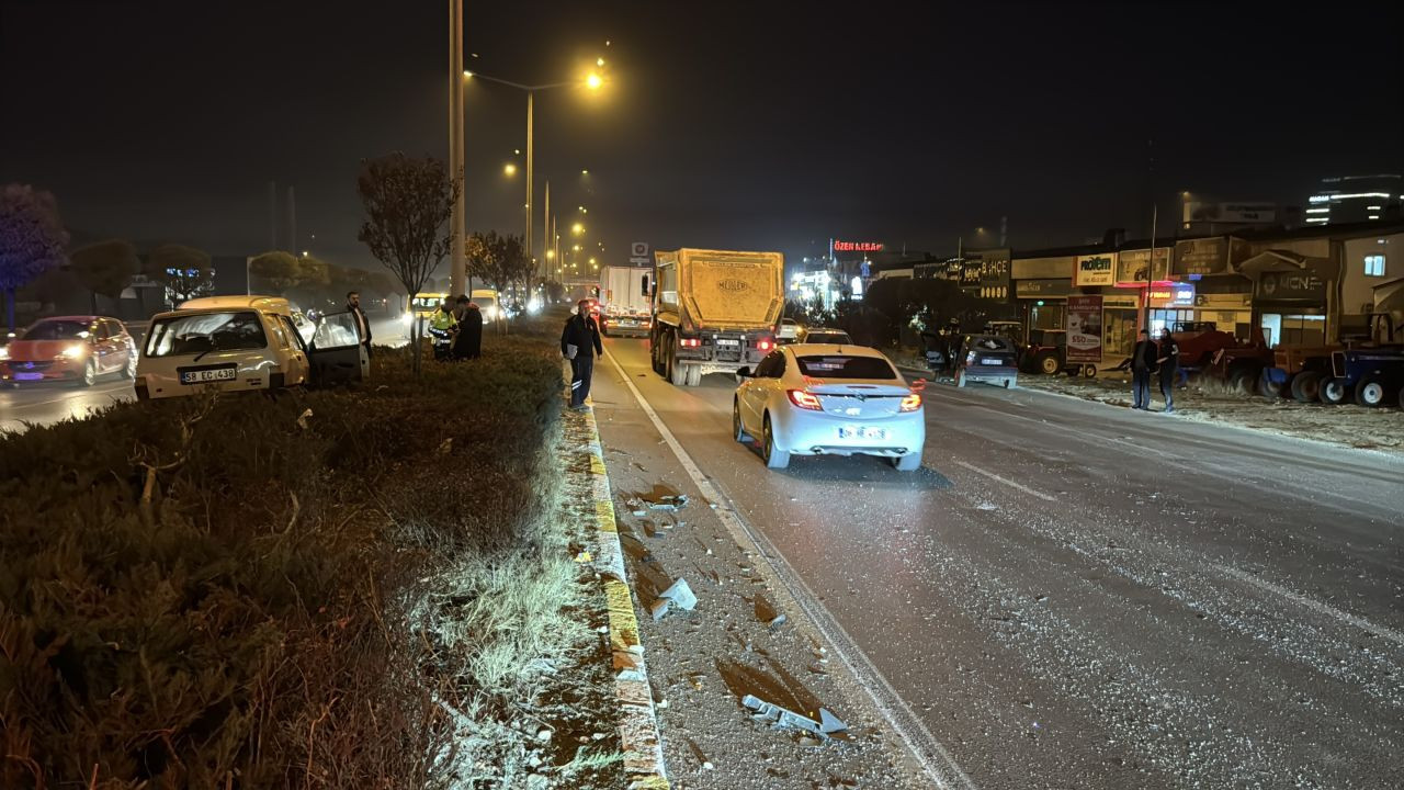 Otomobil ile Çarpışan Tofaş Refüje Uçtu: 3 Yaralı - Sayfa 3