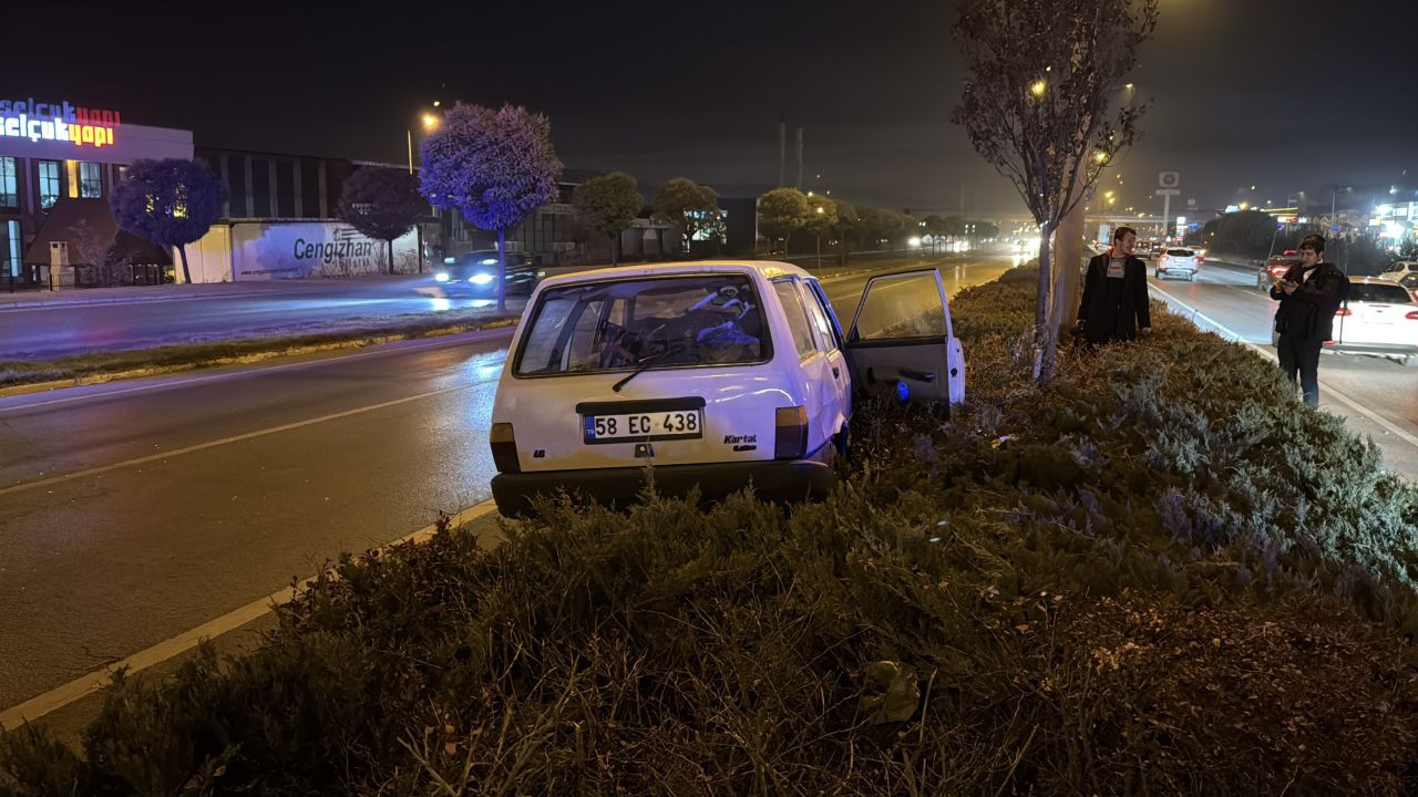 Otomobil ile Çarpışan Tofaş Refüje Uçtu: 3 Yaralı - Sayfa 4