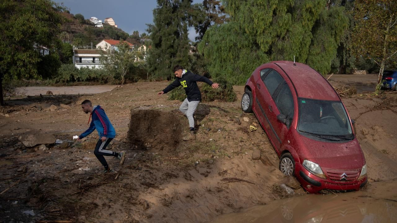 İspanya'da sel felaketi: Binlerce kişi tahliye edildi - Sayfa 19