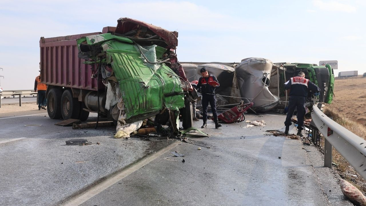 Kamyonların kafa kafaya çarpıştığı kazada hayatını kaybeden sürücülerin kimlikleri belli oldu