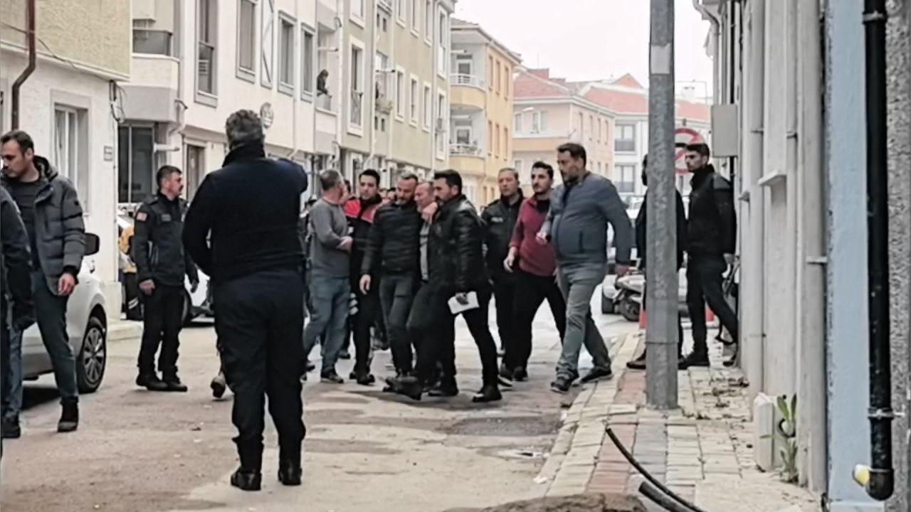 Karısını öldürdü, çatıya çıktı...Gözyaşlarıyla teslim oldu - Sayfa 1