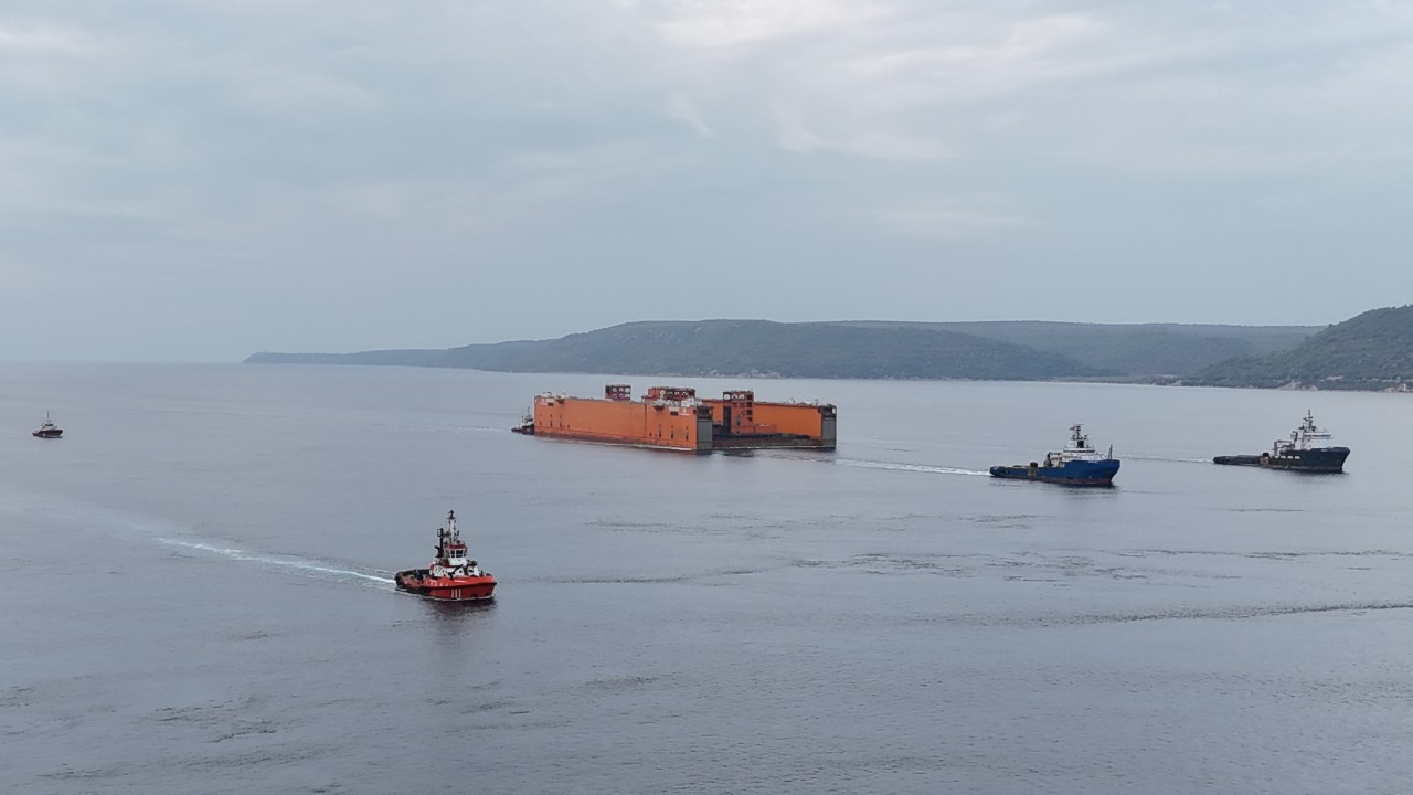 Dev Yüzer Havuz ‘Dourado' Çanakkale Boğazı'ndan geçiyor