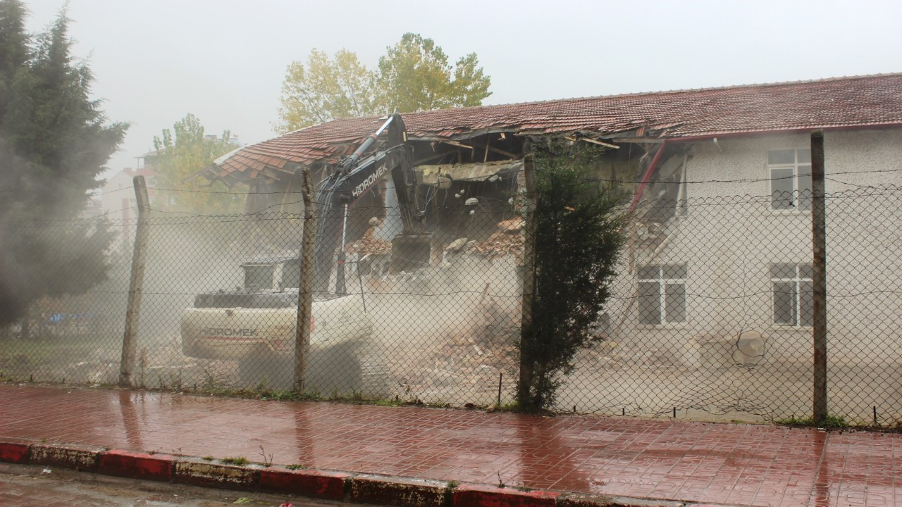 Türkeli'nin İlk Lisesi Olan 60 Yıllık Okulun Yıkımına Başlandı