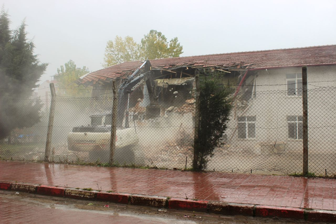 Türkeli'nin İlk Lisesi Olan 60 Yıllık Okulun Yıkımına Başlandı - Sayfa 1