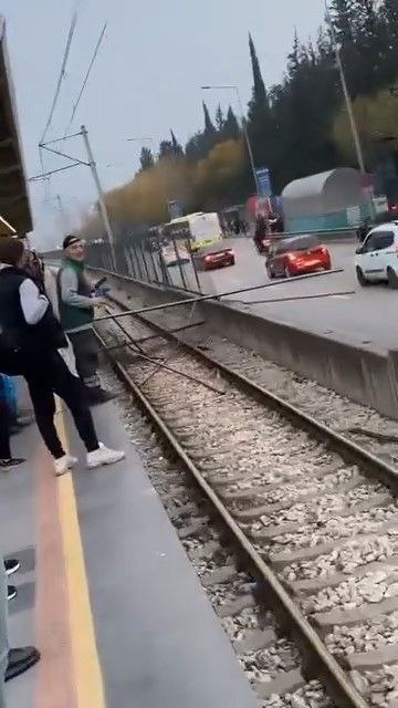 Kamyondan Düşen Demirler Trafik ve Metro Seferlerini Aksattı - Sayfa 1