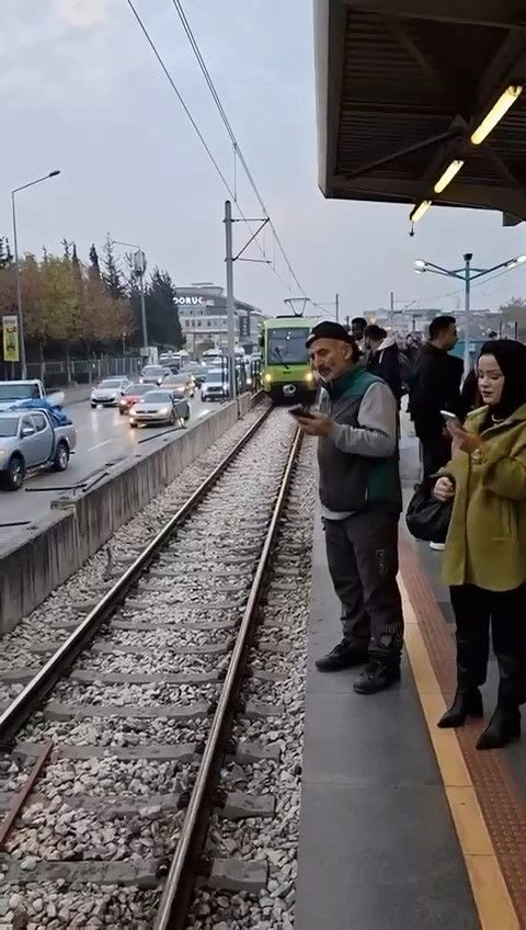 Kamyondan Düşen Demirler Trafik ve Metro Seferlerini Aksattı - Sayfa 3