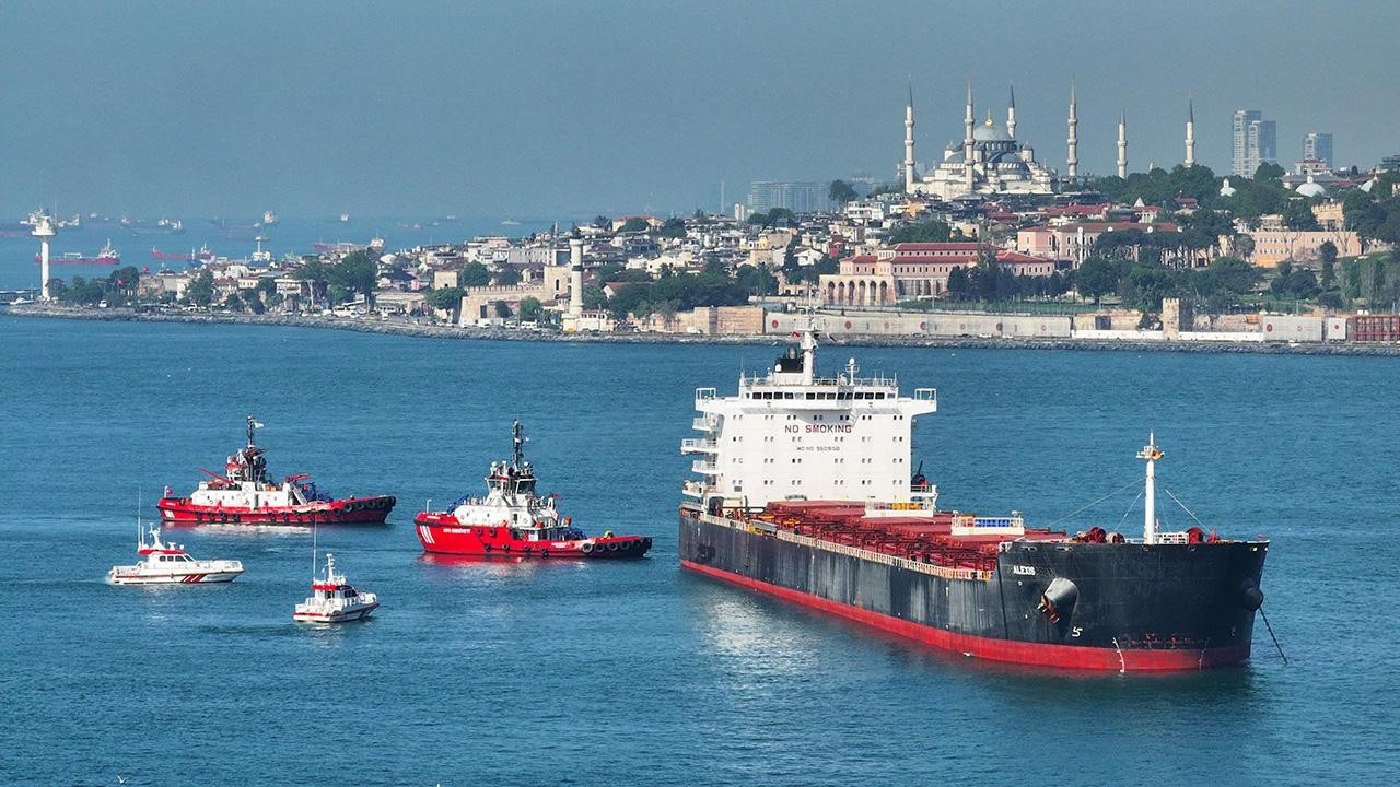 Sondaj gemisinin geçişi için İstanbul Boğazı gemi trafiğine kapatıldı