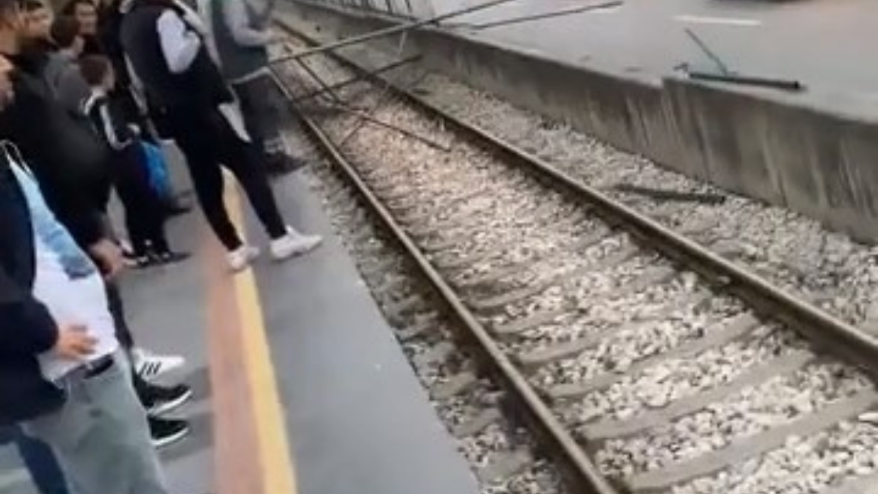 Kamyondan Düşen Demirler Trafik ve Metro Seferlerini Aksattı