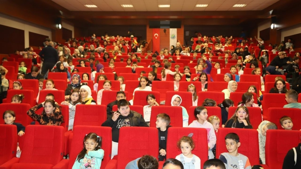 Hendek Belediyesi'nden çocuklara sürpriz: Ara tatilde ücretsiz sinema keyfi