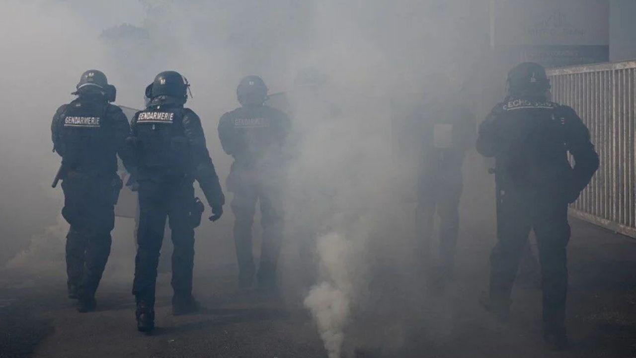 Abhazya’da parlamentoya girmeye çalışan protestoculara göz yaşartıcı gazla müdahale