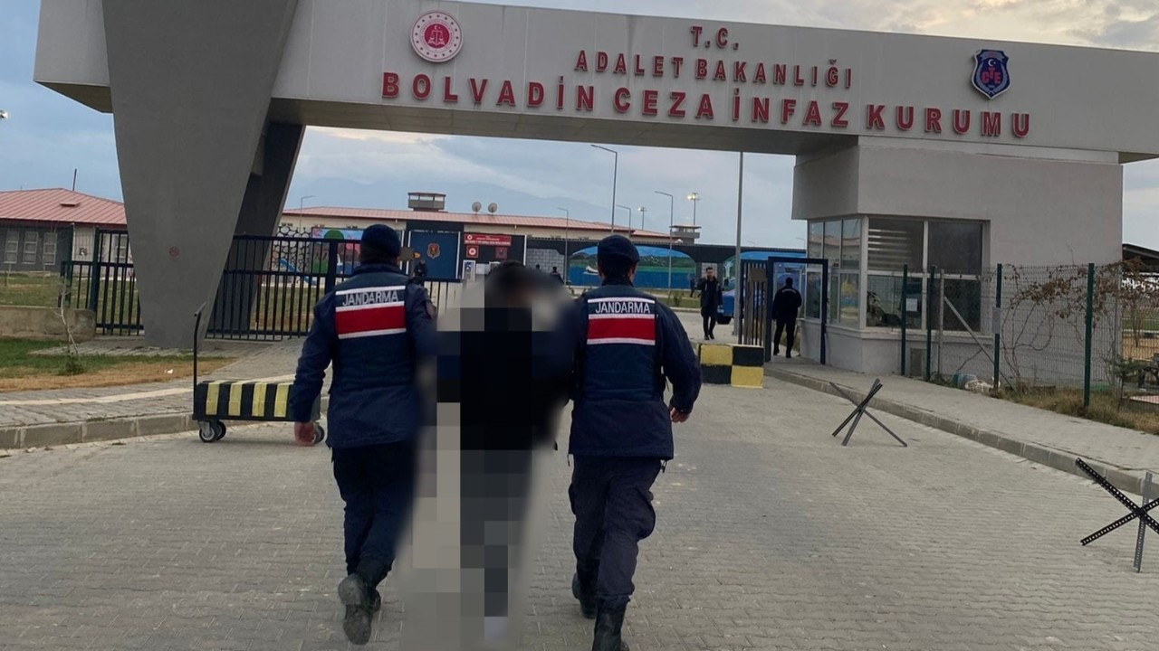 6 yıl 8 ay hapis cezasıyla aranan şahsı jandarma yakaladı