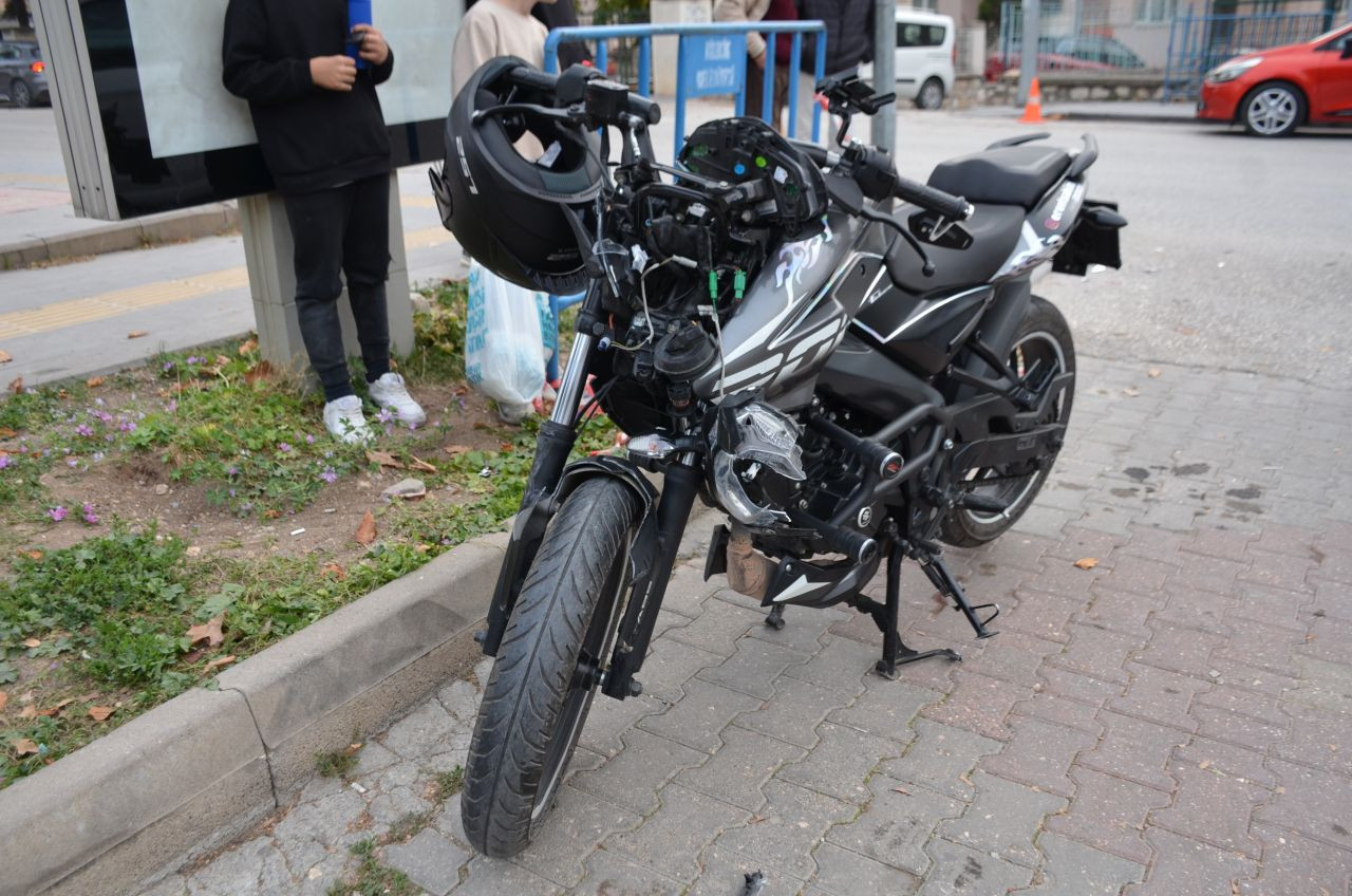 Otomobil ile motosikletin çarpışması sonucu 1 kişi yaralandı - Sayfa 1